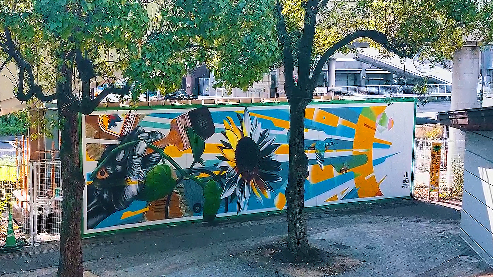 Mural on the warehouse wall, under Kawasaki Hello Brige＜川崎